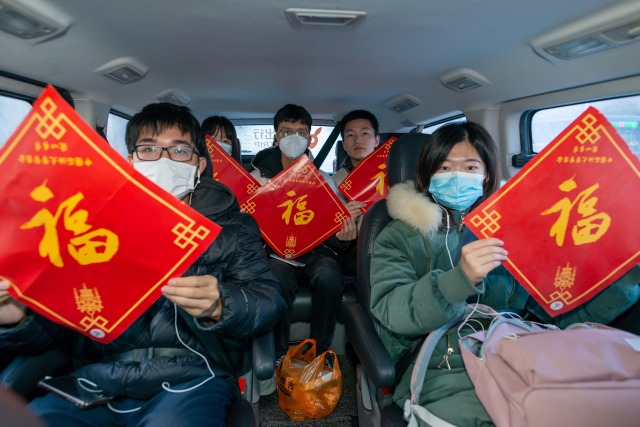 乘車學(xué)生在旅途中 夏煜翔攝.jpg