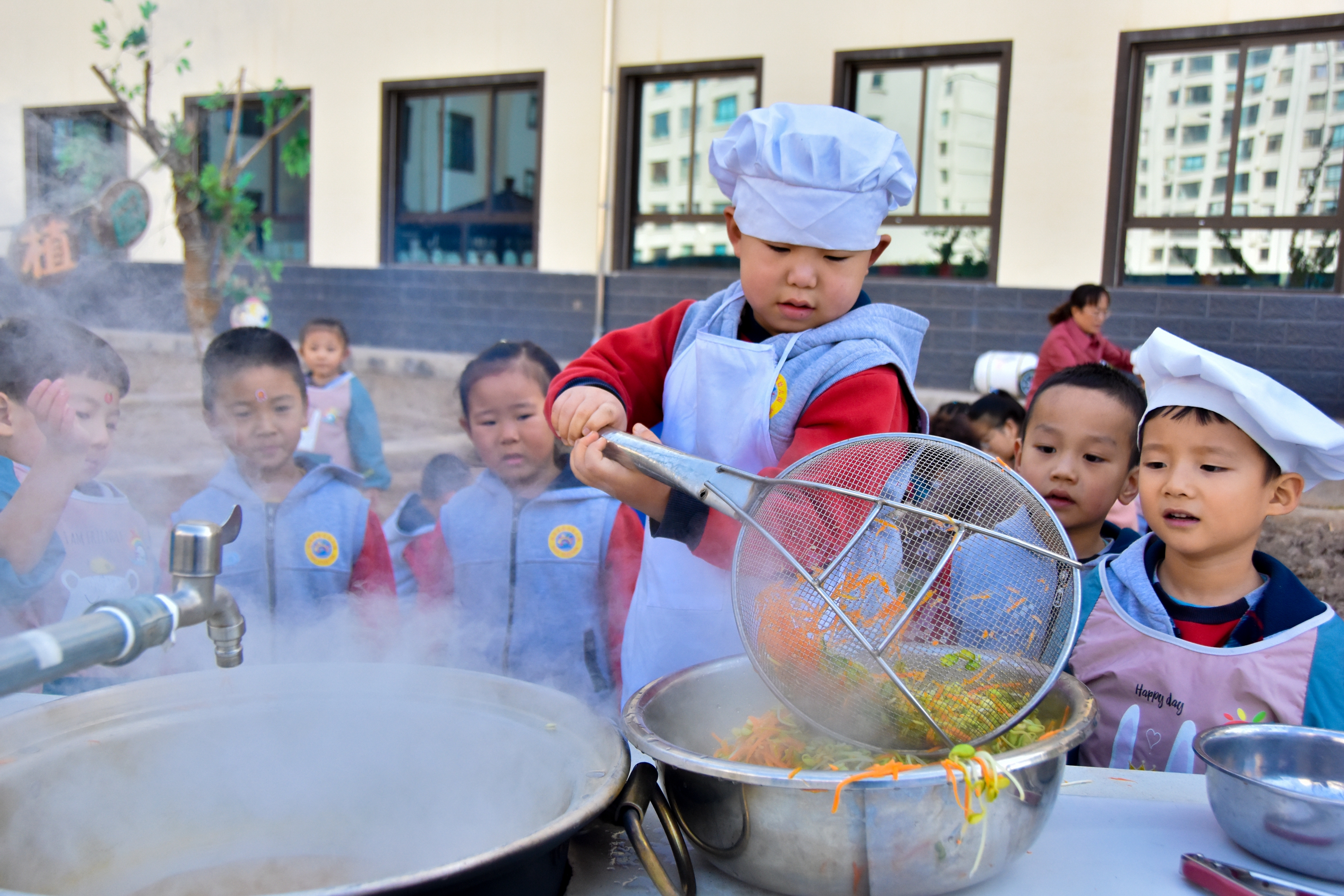 1.甘肅臨澤：濱河幼兒園“種植農場” 體驗農耕樂趣2.JPG