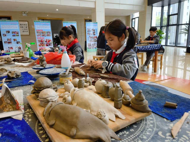 東錢湖鎮(zhèn)中心小學的學生在制作陶藝 史望穎 攝.jpg