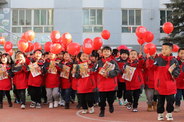 01——2月19日，甘肅省平?jīng)鍪嗅轻紖^(qū)西大街小學(xué)教育集團(tuán)，學(xué)生們領(lǐng)取到新課本后在校園里高興地奔跑。.JPG