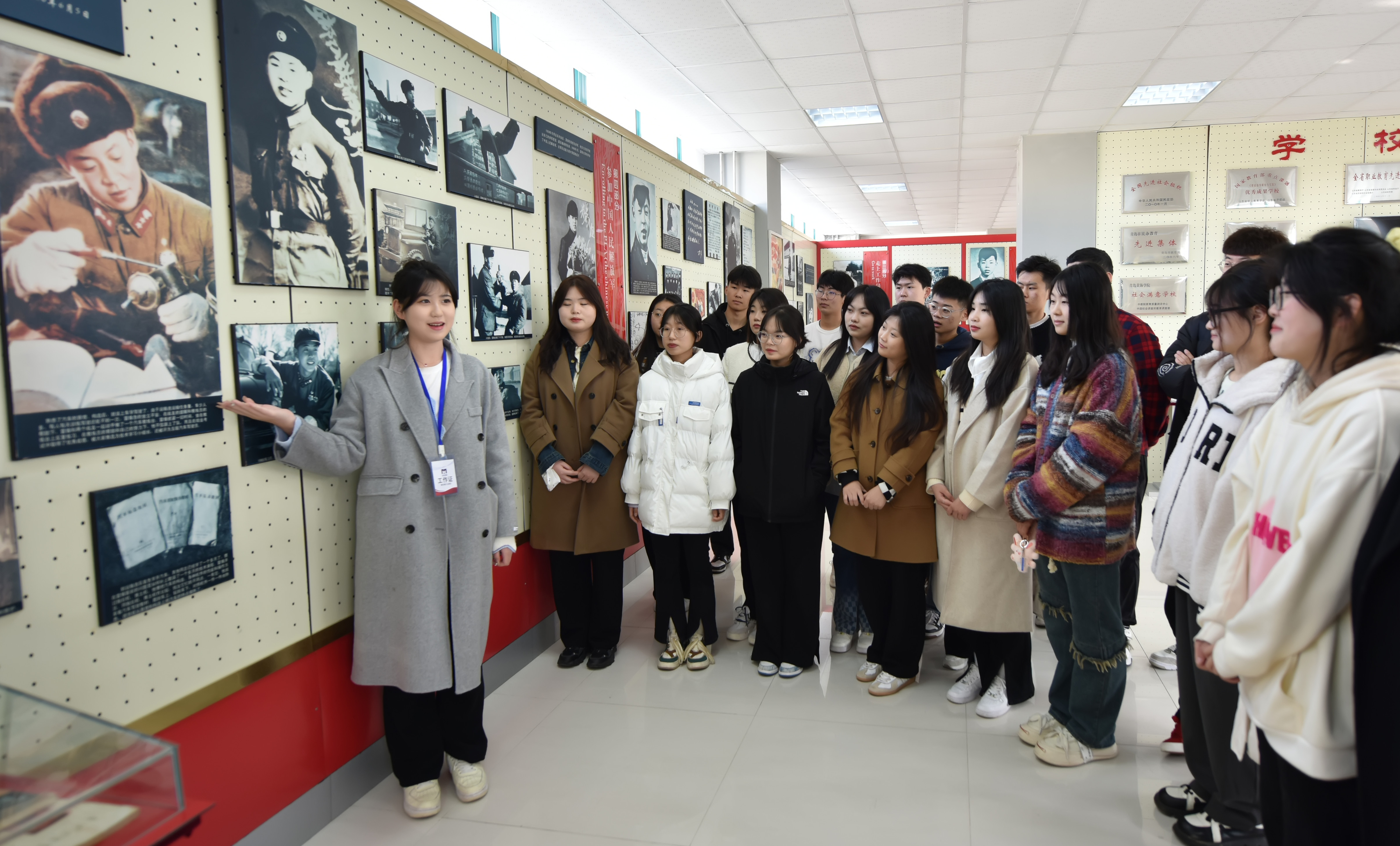 大學(xué)生正在參觀雷鋒紀(jì)念館.jpg