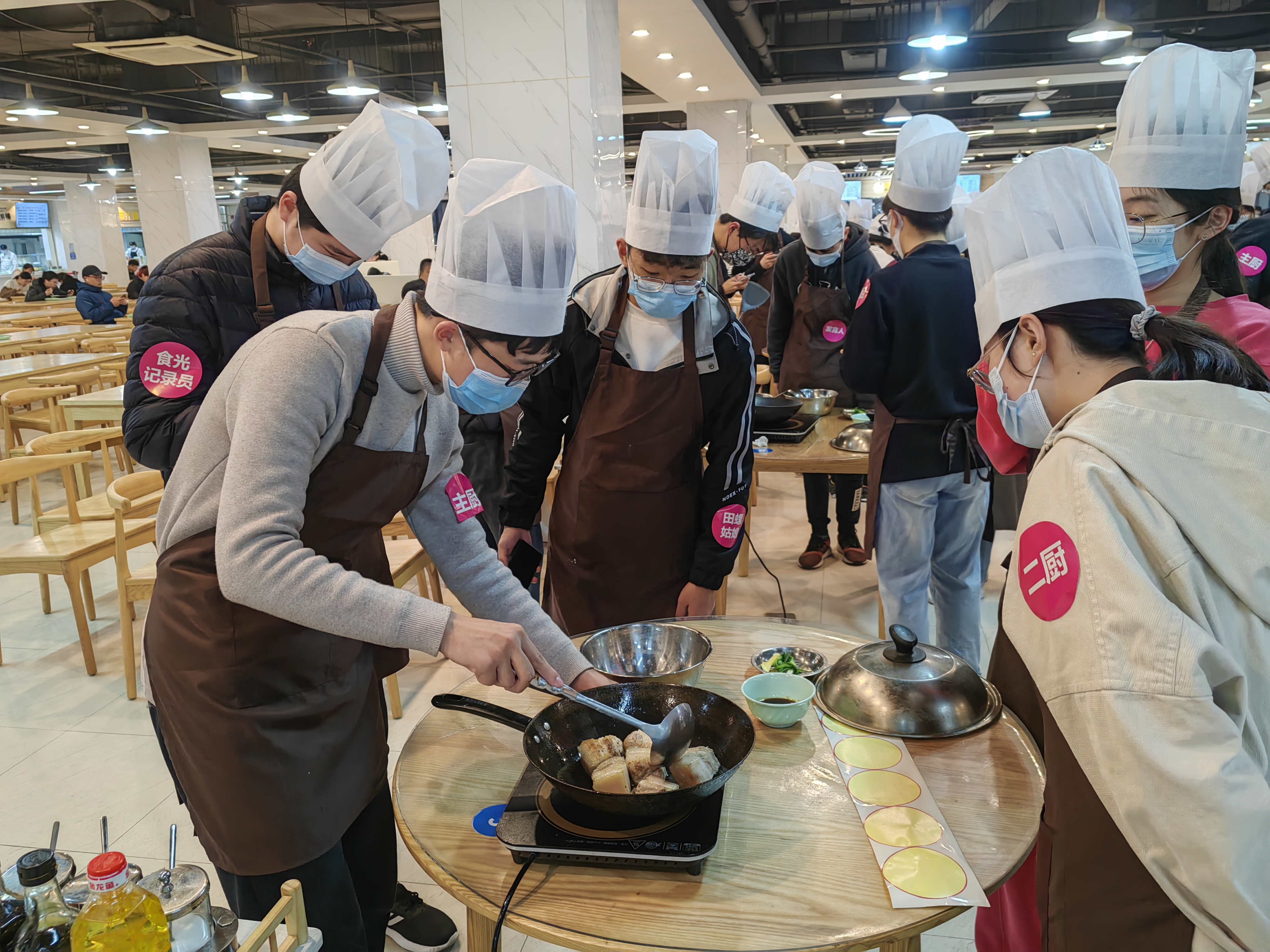 華東理工大學(xué)將勞動(dòng)教育課堂搬到食堂。（學(xué)校供圖）.jpg