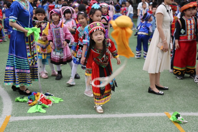 南寧市星湖小學(xué)一、二年級(jí)的學(xué)生開(kāi)展了壯族競(jìng)技項(xiàng)目“背簍繡球”.JPG