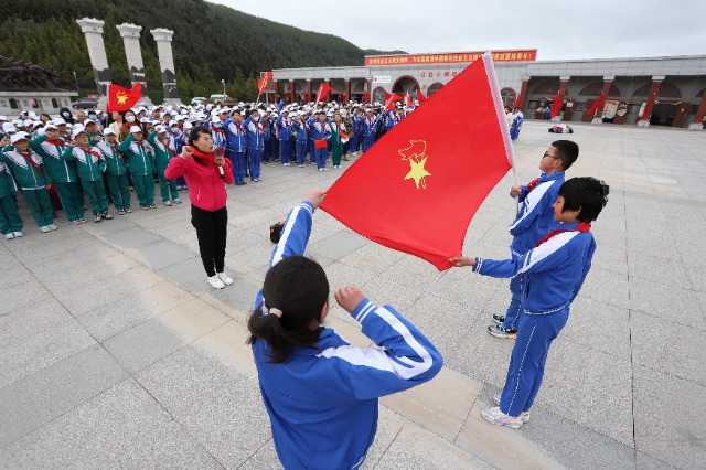 09——5月26日，甘肅省平?jīng)鍪嗅轻紖^(qū)西大街小學(xué)教育集團(tuán)在六盤山紅軍長征紀(jì)念館舉行少先隊(duì)員入隊(duì)儀式。.JPG