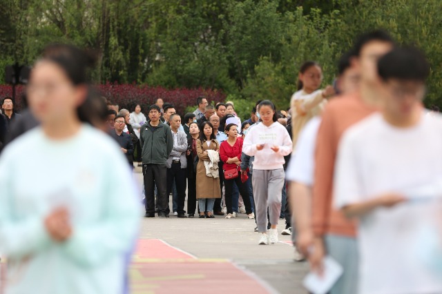 07——6月7日，在甘肅省平?jīng)鍪械谖逯袑W(xué)考點，家長們目送考生進入考場。.JPG