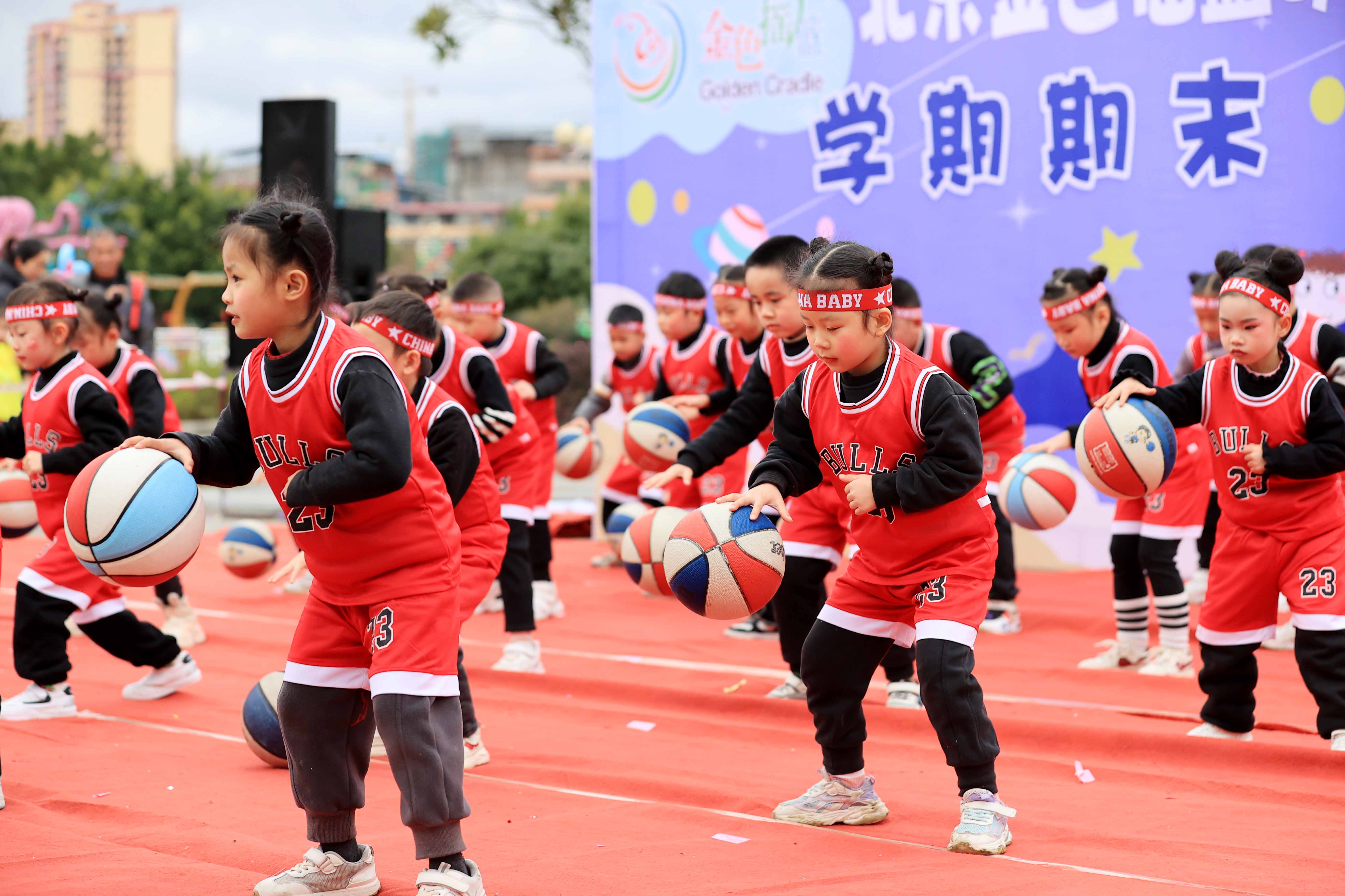 圖2：1月20日，在廣西柳州市融安縣長(zhǎng)安廣場(chǎng)，小朋友在寒冬里展示籃球操。（譚凱興 攝）.JPG