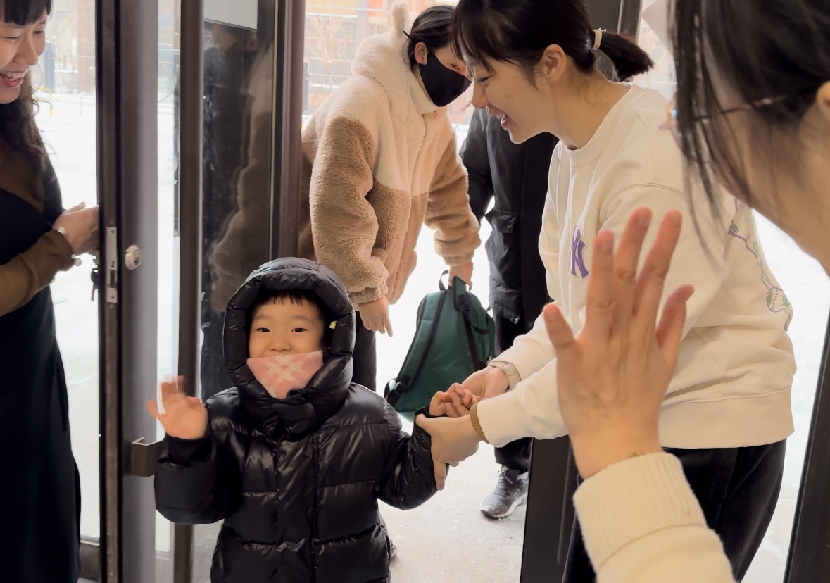 綠園區(qū)第三實驗幼兒園  早晨入園時，孩子開心地和老師打招呼（綠園區(qū)教育局供圖）.jpg