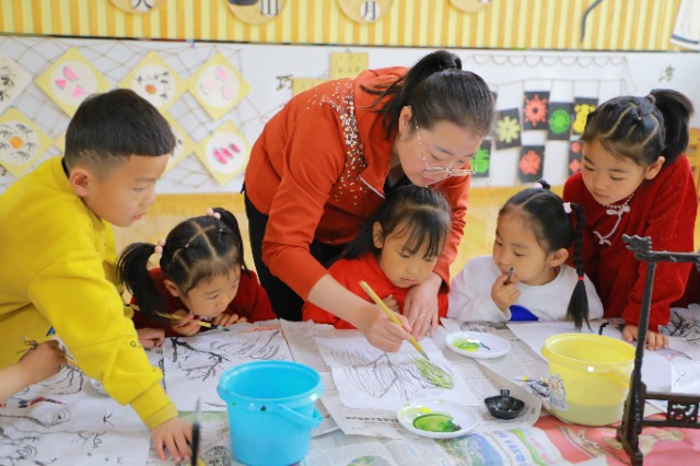 高臺(tái)縣第五幼兒園師幼通過繪畫引導(dǎo)幼兒感受清明傳統(tǒng)文化的內(nèi)涵魅力 侯君輝攝.JPG