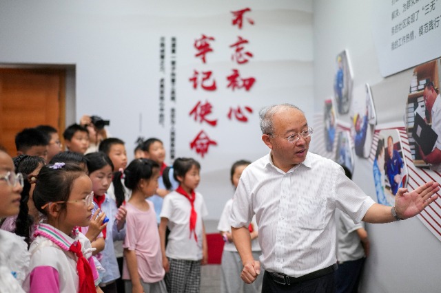 學(xué)生們與“時代楷?！卞X海軍互動 慈溪市學(xué)生成長指導(dǎo)中心供圖.jpg