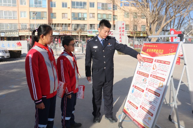 民警給孩子們宣講法律知識.jpg